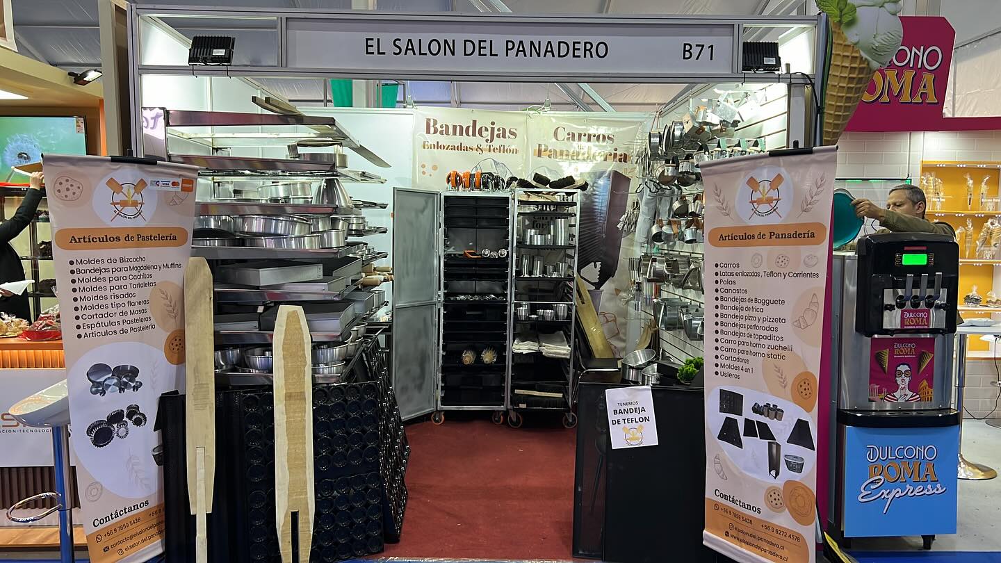 Stand de El Salón del Panadero en la feria Food Service, con carros, bandejas y moldes